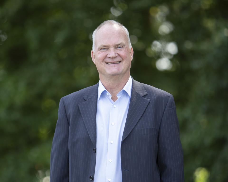 Erik Groters in blauw colbert staand