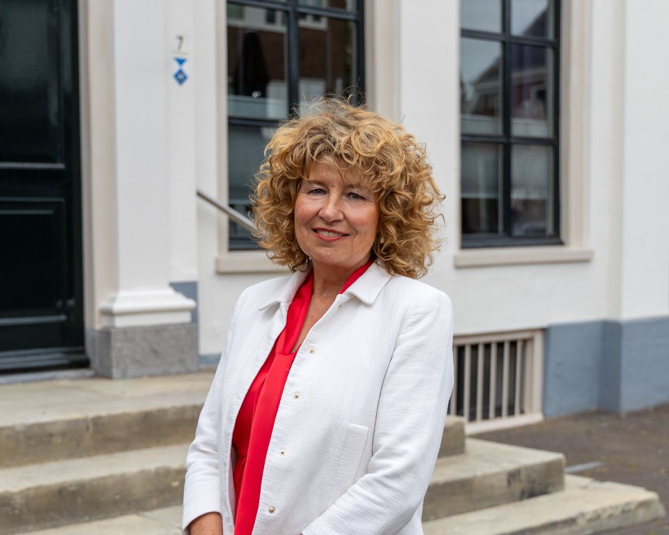 Annemieke Gildhuis steht vor dem Rathaus.