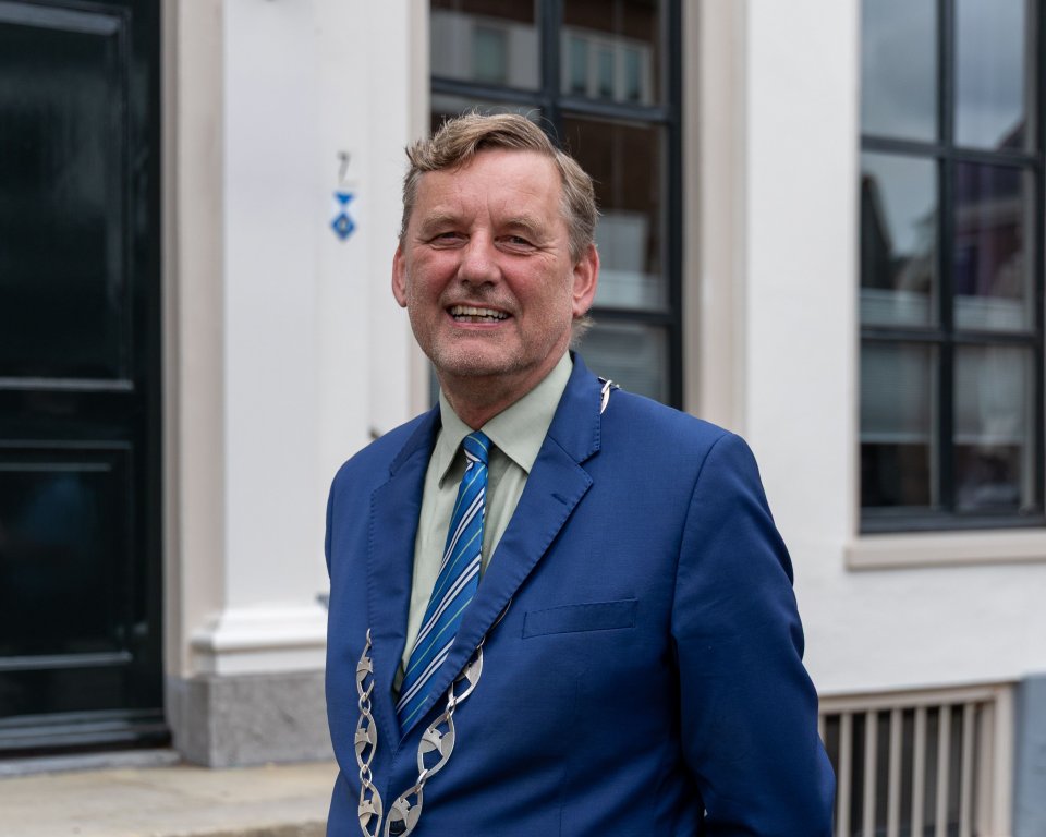 Burgemeester Stapelkamp met ambtsketting