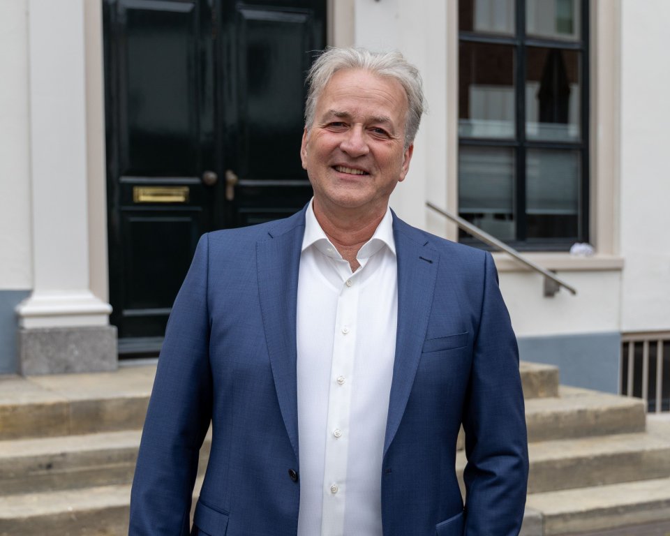 Wethouder Arnold Joost staand voor gemeentehuis