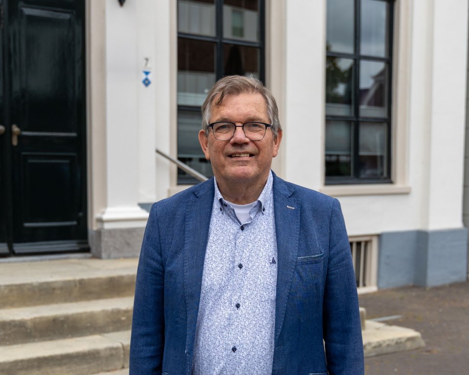 Beigeordneter Wikkerink vor dem Rathaus.