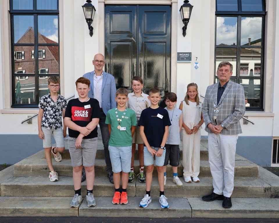 Van links naar rechts op foto 1 Niek Wensink Jurre Wisselink wethouder van Lochem Jack Bruggink Ferre Tieltjes Julian Houwers Jasmijn Bruil Evy Neerhof en burgemeester