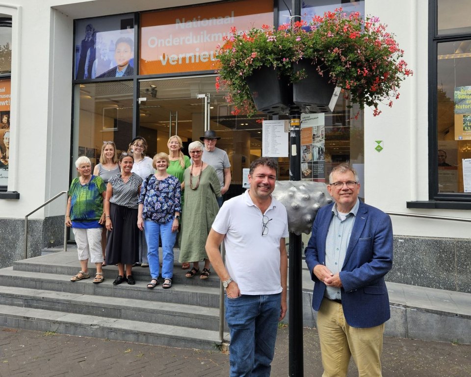 Burgemeester Christian Mangen en Wethouder Joop Wikkerink bij de textmachine met op de achtergrond een aantal deelnemers.