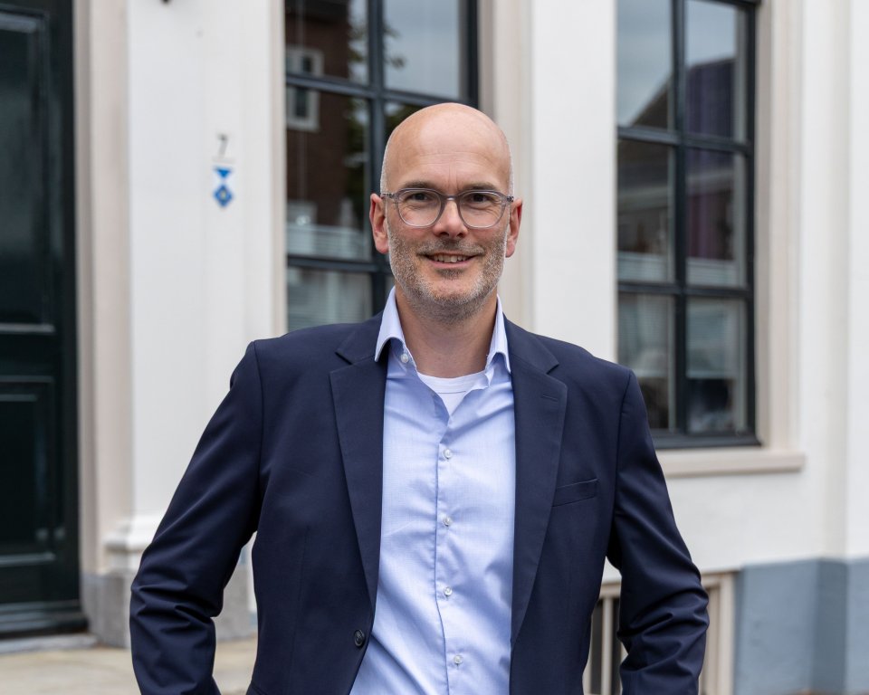 Wethouder Rik van Lochem staand voor gemeentehuis
