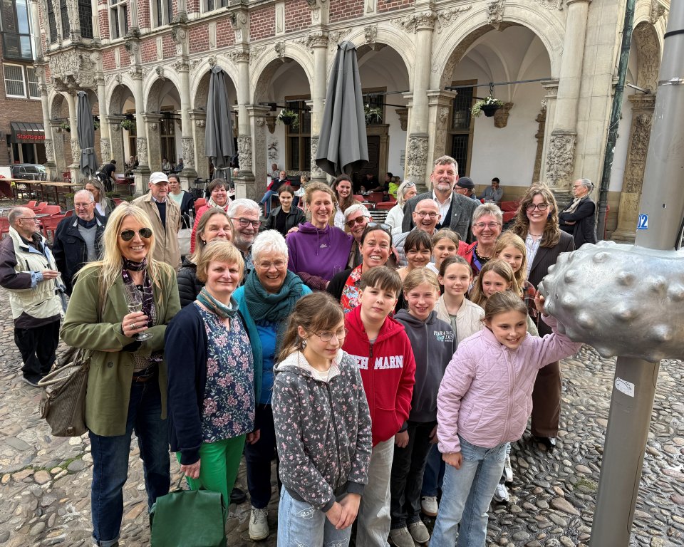 Op de foto: in het paars kunstenares Karo Kollwiz, samen met locoburgemeester Koppers, burgemeester Stapelkamp en deelnemende inwoners bij de Textmachine in Bocholt.
