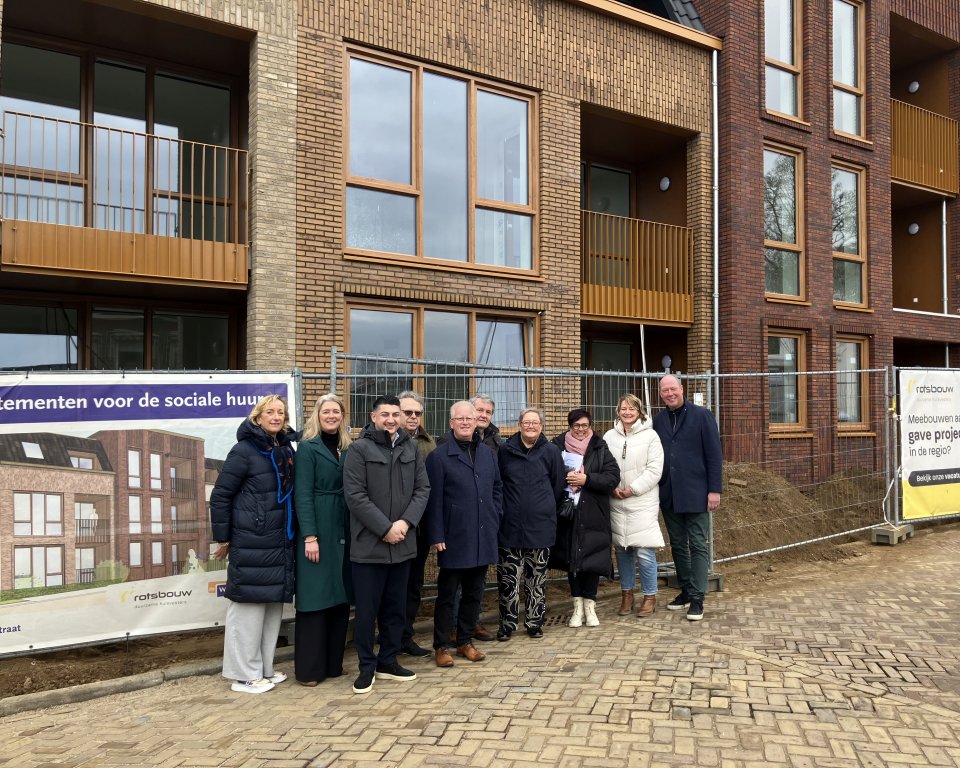 Vertegenwoordigers van de huurdersverenigingen, De Woonplaats en gemeente Aalten voor de nieuwe appartementen aan de Hogestraat in Aalten.