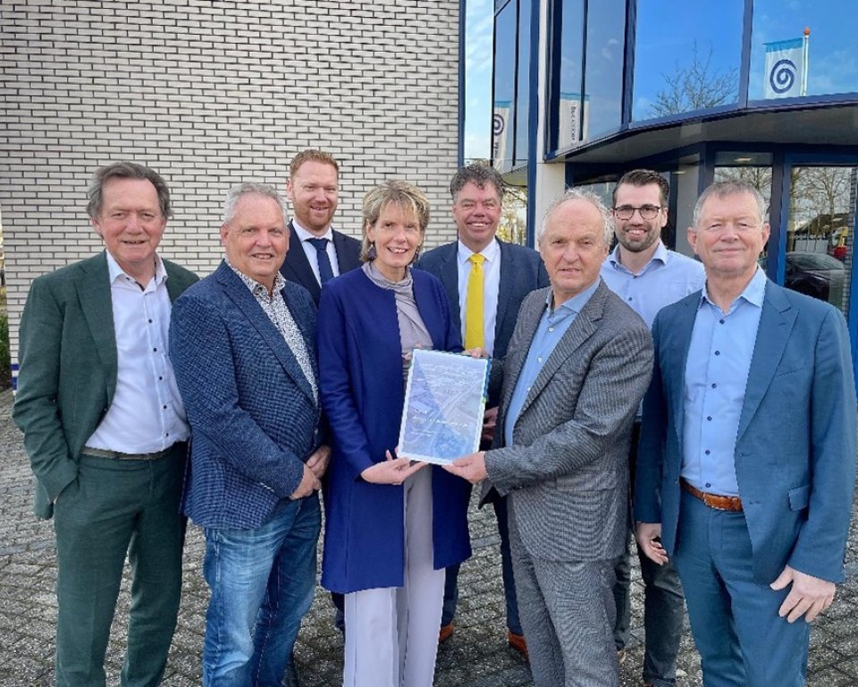 Fotobijschrift:  V.l.n.r.. Gerard Nijland (wethouder gemeente Montferland), Hans van der Noordt (wethouder gemeente Berkelland), Robbert Hummelink (wethouder gemeente Doetinchem), Helga Witjes (gedeputeerde Provincie Gelderland), Gosse Visser (wethouder Winterswijk), John Haverdil (wethouder Oude IJsselstreek), Luke Gilbers (directeur eigenaar Waterkracht), Antoon Peppelman (wethouder gemeente Bronckhorst). Foto: Roel Kleinpenning