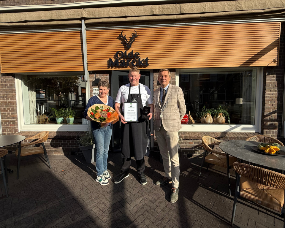 Op de foto Moeder Helga Stoverink, sterrenchef Bram Stoverink en burgemeester Stapelkamp voor restaurant Olde Marckt in Aalten.