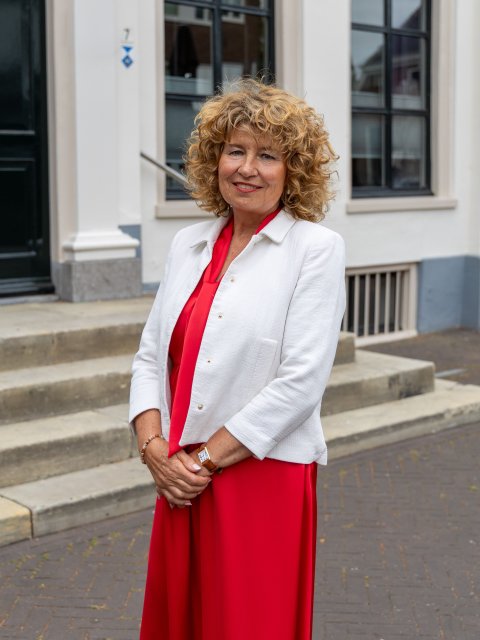 Annemieke Gildhuis staand voor gemeentehuis.