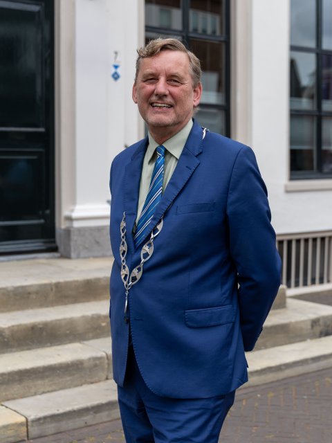 Burgemeester Stapelkamp met ambtsketting