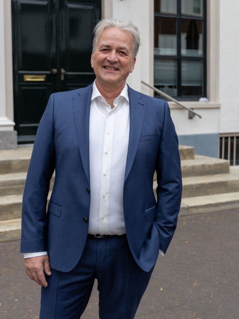 Wethouder Arnold Joost staand voor gemeentehuis