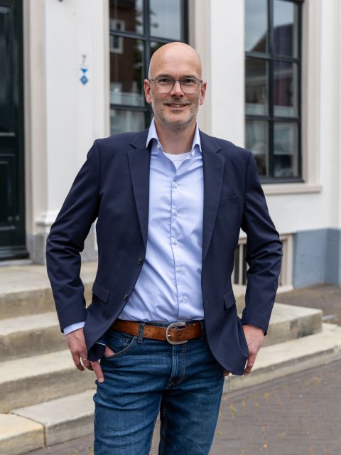 Wethouder Rik van Lochem staand voor gemeentehuis