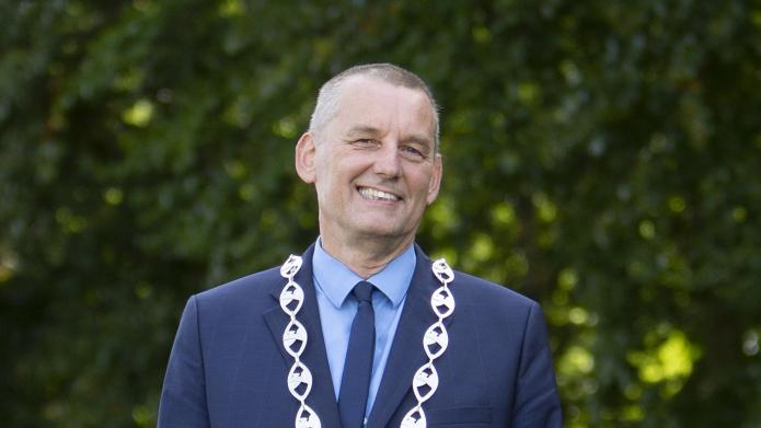 Burgemeester Anton Stapelkamp in blauw kostuum met ketting