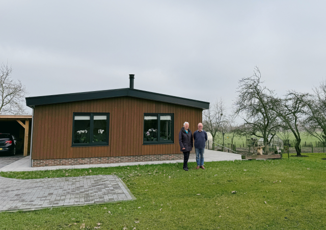 Dhr en mevrouw Luiten staan voor hun pre mantelzorgwoning