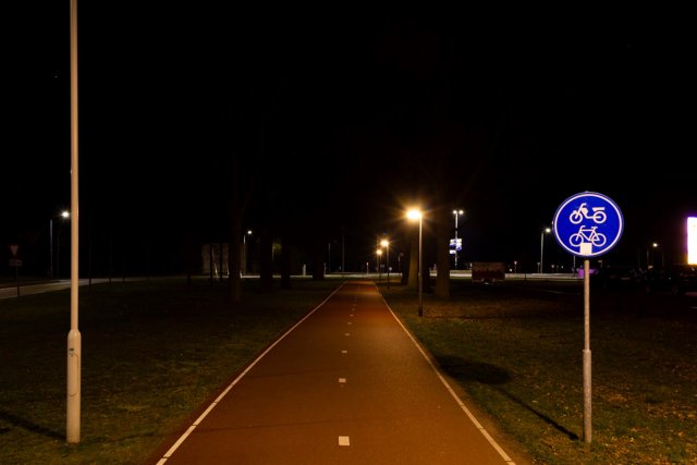 Directe verlichting. Licht schijnt op het fietspad.