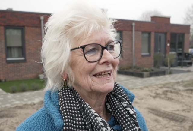 Vrouw met grijs haar en bril met zwart montuur