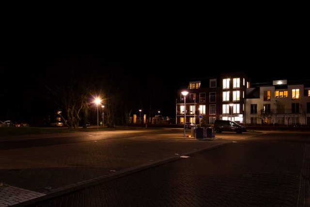 Parkeerterrein met verlichting.