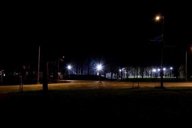 Een verlicht sportveld in de avond.