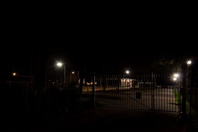 parkeerterrein bij voetbalvereniging met verlichting.