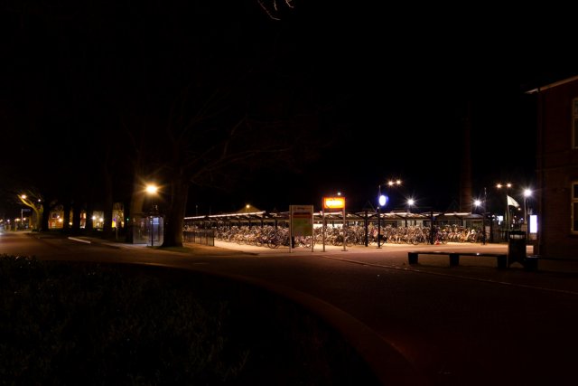 Stationsgebied in Aalten. Verlichting bij de fietsenstalling en op het perron is van ProRail. Door de hoeveelheid lciht lijkt het donker op straat, terwijl daar gewoon verlichting staat.