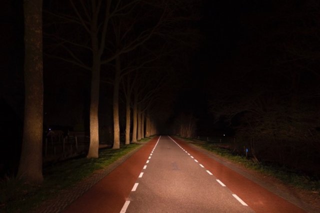 Weg met markering waardoor verloop van de weg goed te zien is.