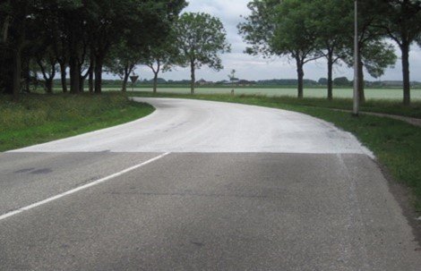 Een weg, voorzien van een witte toplaag.