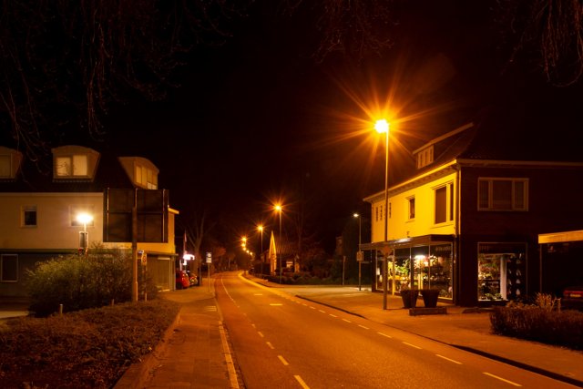 Een doorgaande weg met verlichting.