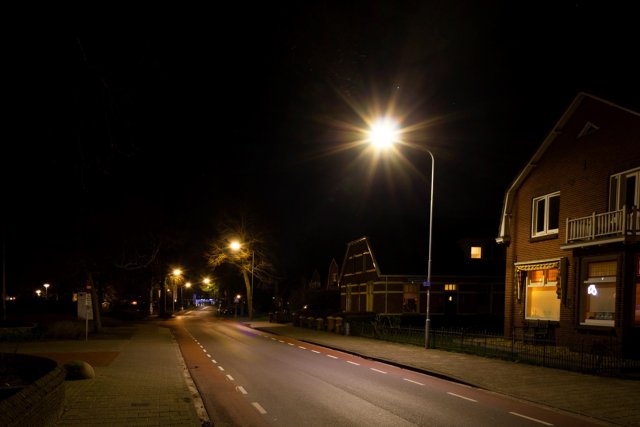Het licht op deze foto is gelijkmatig over de weg verdeeld.
