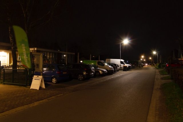 Parkeerterrein in een woonwijk.