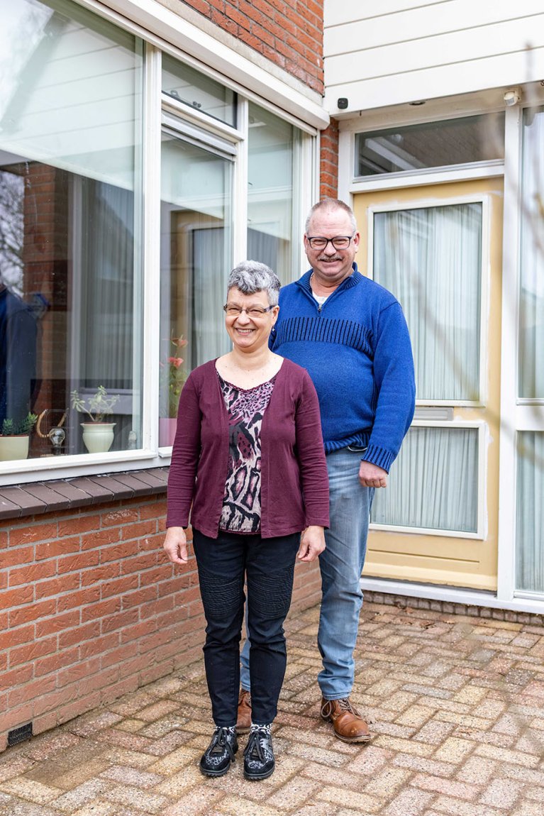 Twee bewoners voor hun huis