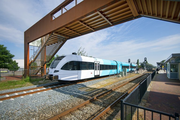 Brug bij treinstation Buitenpost