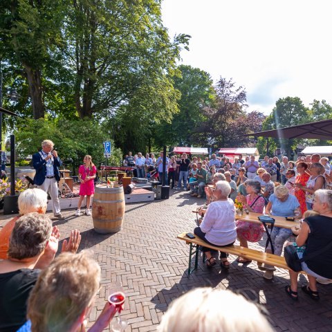 Mensen die genieten van het feest Midsimmermoeting