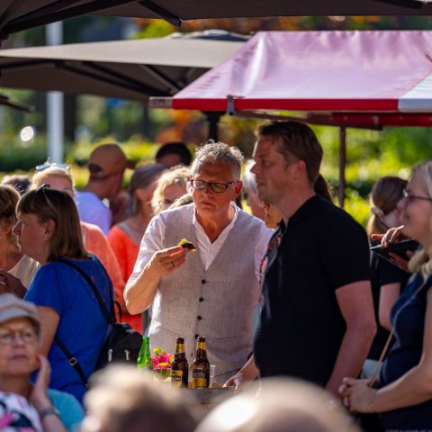 Mensen die genieten van het feest Midsimmermoeting