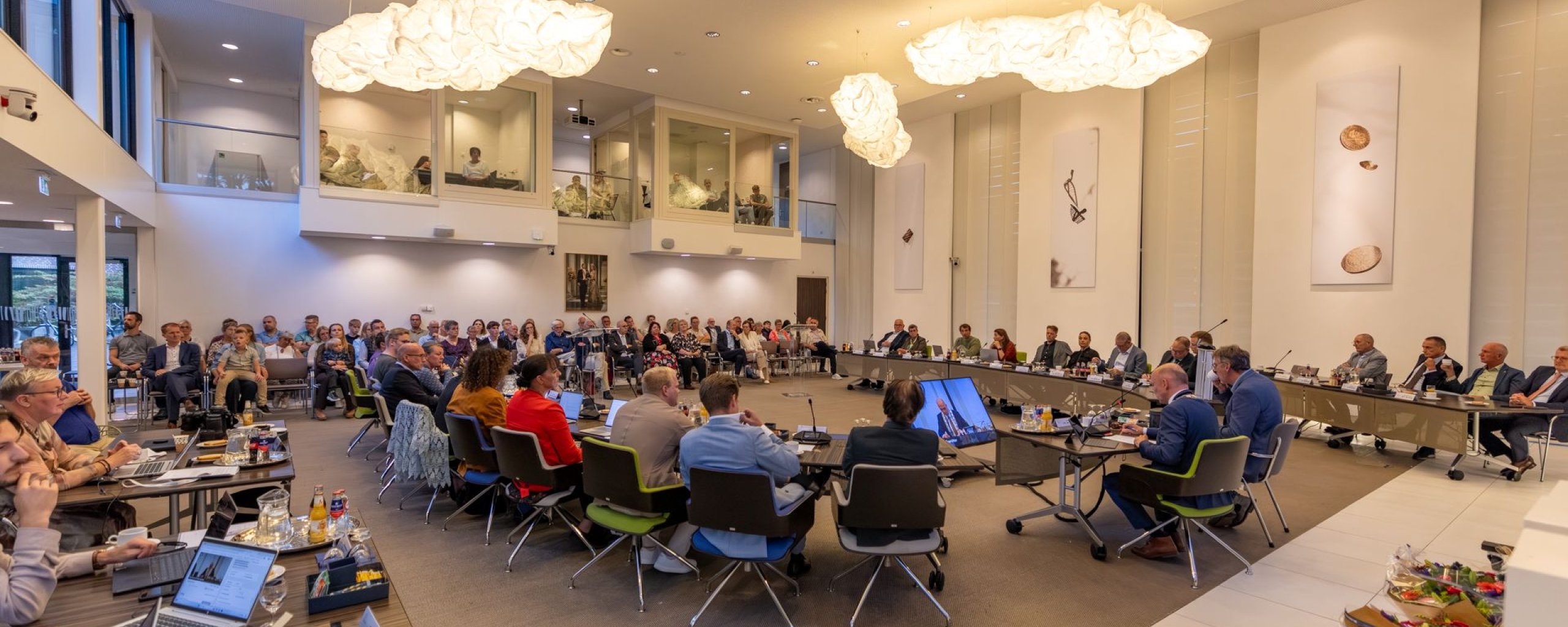 Gemeenteraad in raadszaal