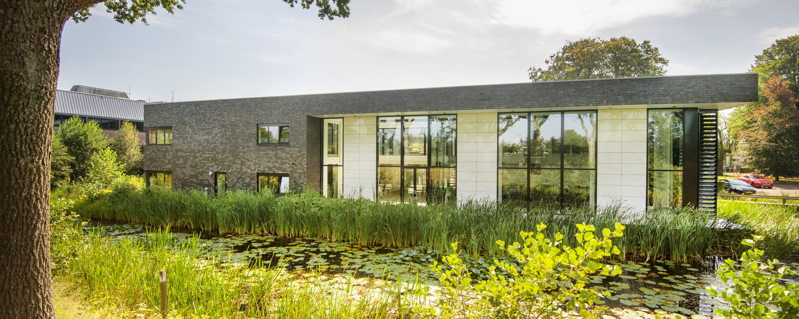 Zijaanzicht raadzaal en gemeentehuis Achtkarspelen