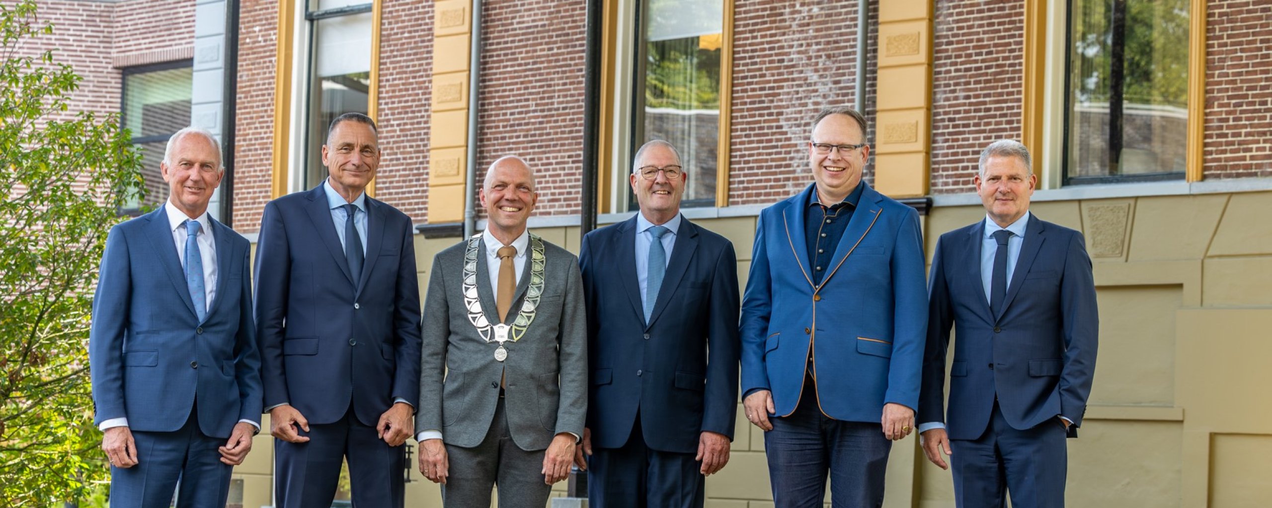 Foto van het college van Achtkarspelen met daarop de burgemeester en wethouders