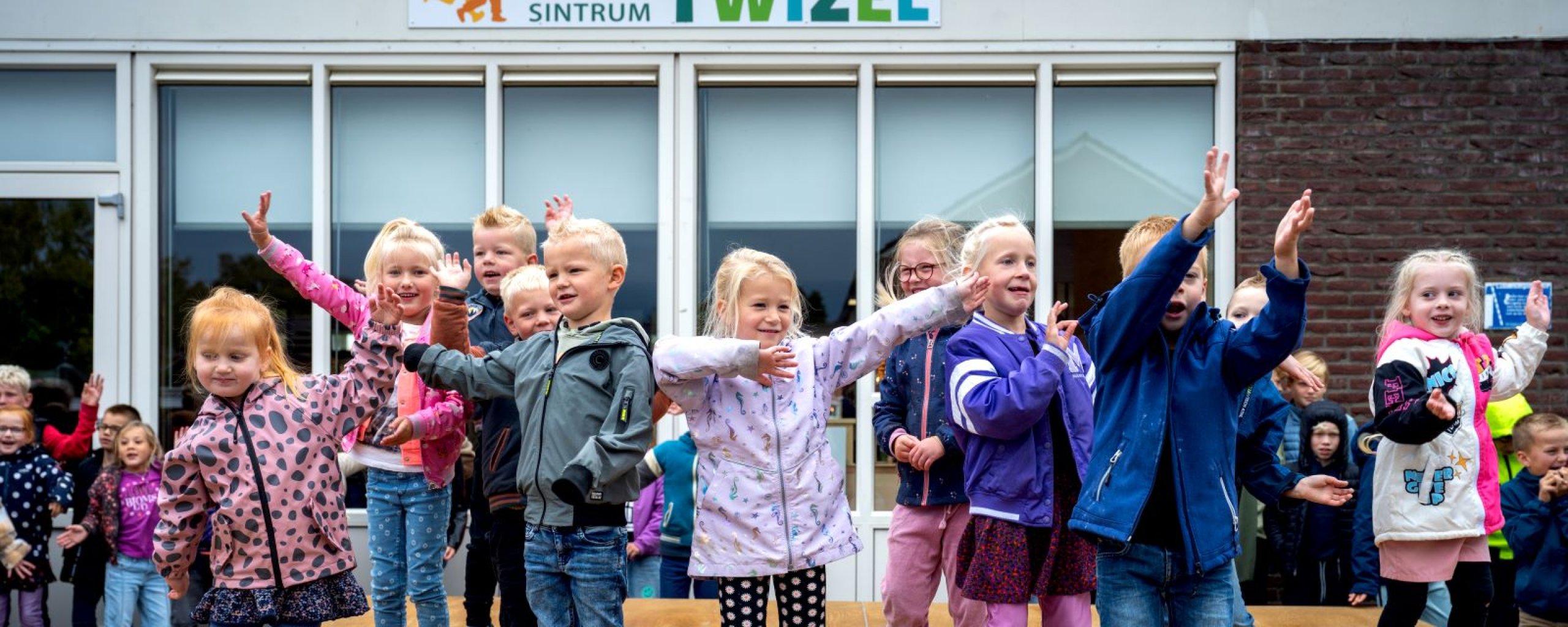 Foto van dansende kinderen voor Berne Sintrum Twizel