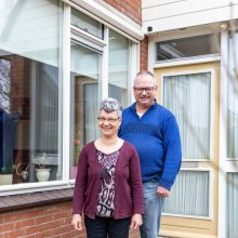 Twee bewoners voor hun huis