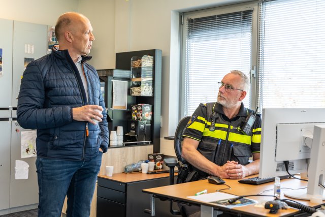 Burgemeester Jouke Douwe de Vries op het politiebureau