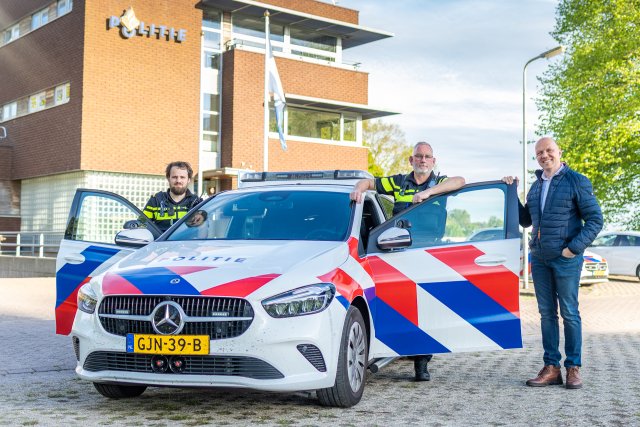 Jouke Douwe op pad met de twee wijkagenten