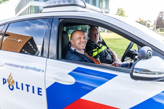 Jouke Douwe de Vries in een politieauto