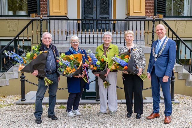 De gedecoreerden samen met burgemeester Jouke Douwe de Vries.