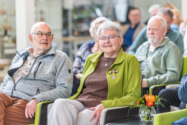 Mevrouw Djoeke Postma-de Jong ontvangt een Koninklijke onderscheiding. Zij is nu lid in de Orde van Oranje Nassau.