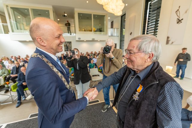 Bert Vegter ontvangt van burgemeester Jouke Douwe de Vries een koninklijke onderscheiding. De heer Vegter is Ridder in de Orde van Oranje Nassau.