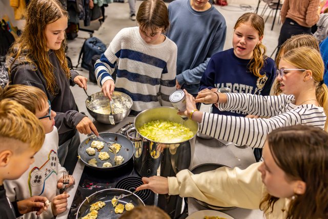 Leerlingen koken met hun fairtrade ingrediënten