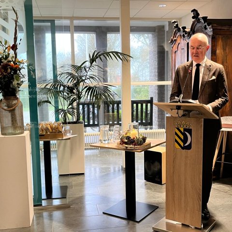 Commissaris van de Koning Arno Brok geeft speech