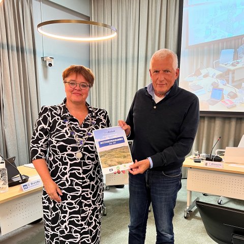 Bestuursprogramma 2026-2030 aangeboden door informateur Bert Wassink aan raadsvoorzitter Tytsy Willemsma