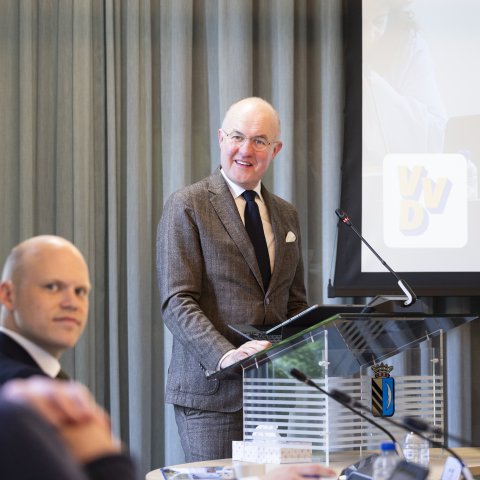 Commissaris van de Koning, de heer Brok, in gesprek met de gemeenteraad
