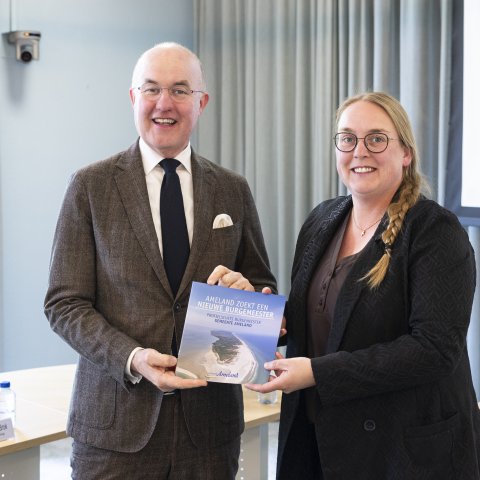 Marloes Rijpstra (voorzitter vertrouwenscommissie) en Commissaris van de Koning, de heer Brok, met de profielschets