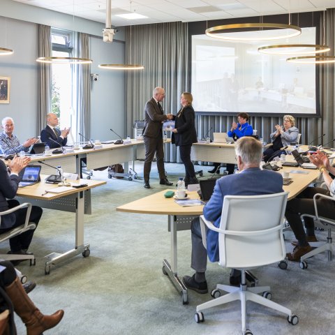 Overhandiging van de profielschets tijdens de bijzondere raadsvergadering in de raadzaal